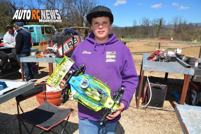 vidéo course open promo tt 1/8 thermique à apt sur la piste du club pegase rc racing le 5 avril 2015 avec eliot marcon sur mugen mbx7r qui remporte la course en catégorie open.