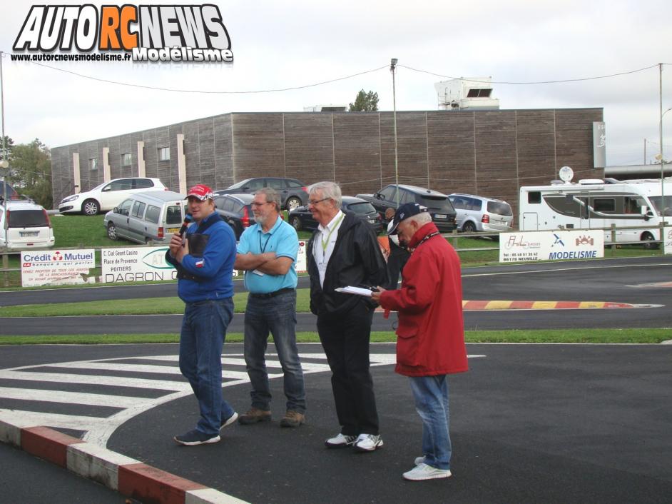 Coupe de France Piste 1/5 à neuville en poitou sur le circuit du club Modelespace. compétition de voitures radiocommandées qui s'est déroulée les 5 et 6 octobre 2013. modélisme auto R/C.