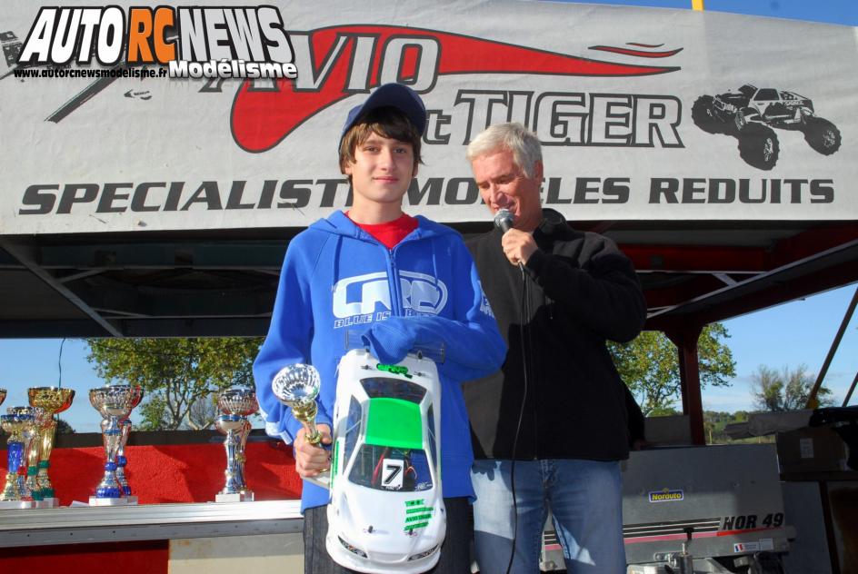 challenge hpi tour Saint Martin de Crau. compétition de voitures radiocommandées de marque hpi qui s'est déroulée sur la piste du club rmcc de saint martin de crau le 6 octobre 2013. modélisme auto R/C.