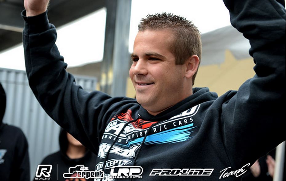 World TT 1/10 Chico. Steven Hartson remporte les championnats du monde TT 1/10 électriques en 4 x 4 avec unevoiture associated et un moteur et des accus lrp .compétition de voitures radiocommandée qui s'est déroulée en Californie. modélisme auto R/C.