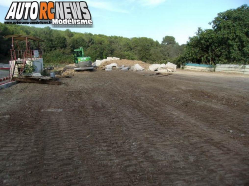 NSC Mougins Modélisme rc.Cluc Nitro Symphonie Club de Mougins dans le département des alpes maritimes dirigé par Olivier Montaland. travaux de réfection des pistes pour organiser des compétitions de voitures radiocommandées.