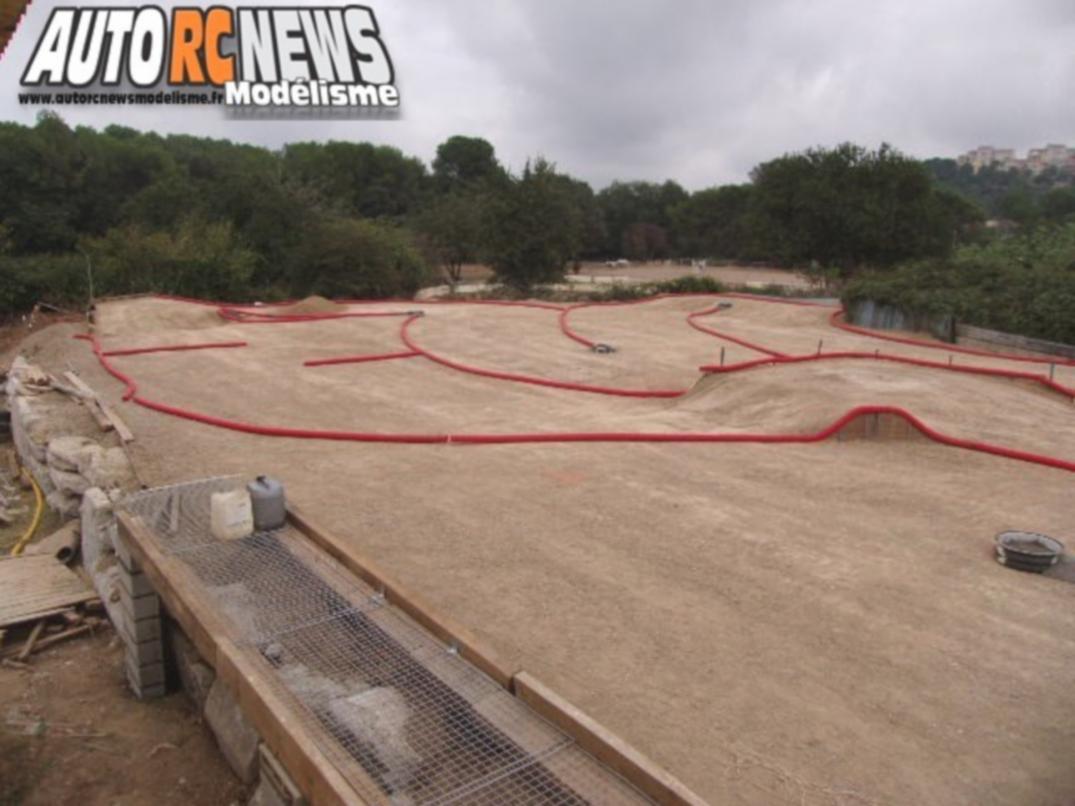NSC Mougins Modélisme rc.Cluc Nitro Symphonie Club de Mougins dans le département des alpes maritimes dirigé par Olivier Montaland. travaux de réfection des pistes pour organiser des compétitions de voitures radiocommandées.