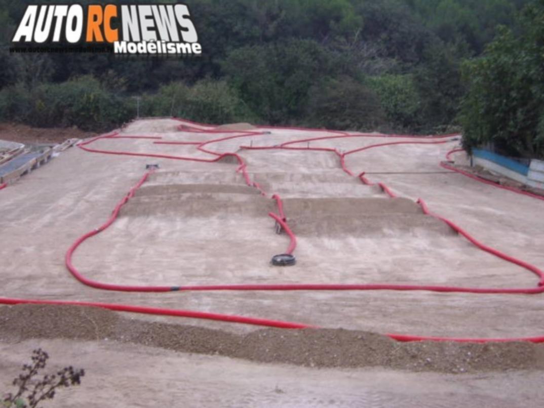 NSC Mougins Modélisme rc.Cluc Nitro Symphonie Club de Mougins dans le département des alpes maritimes dirigé par Olivier Montaland. travaux de réfection des pistes pour organiser des compétitions de voitures radiocommandées.