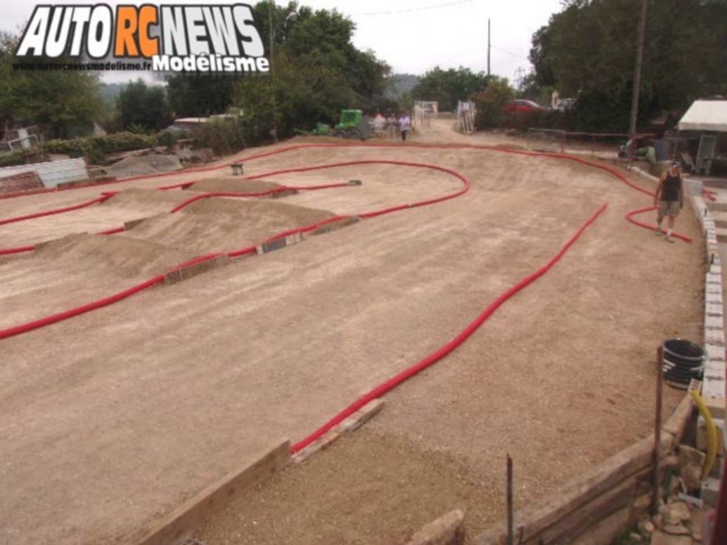 NSC Mougins Modélisme rc.Cluc Nitro Symphonie Club de Mougins dans le département des alpes maritimes dirigé par Olivier Montaland. travaux de réfection des pistes pour organiser des compétitions de voitures radiocommandées.