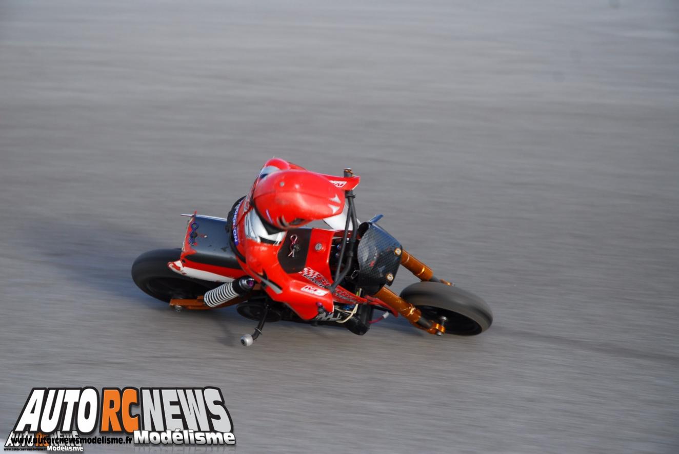 1ère CF Moto RC Mâcon première manche du championnat de france de motos radiocommandées à mâcon. modelisme moto rc