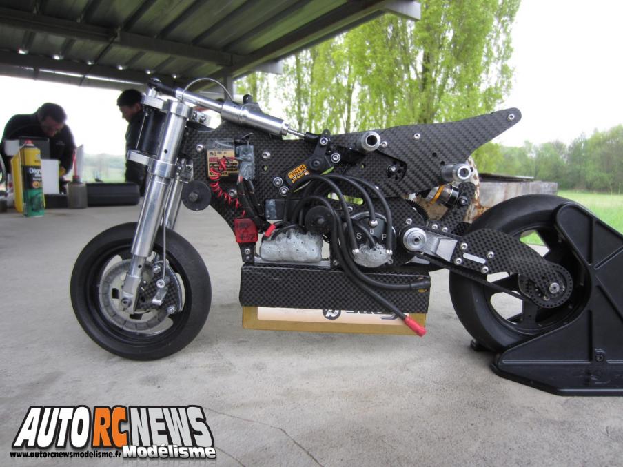1ère CF Moto RC Mâcon première manche du championnat de france de motos radiocommandées à mâcon. modelisme moto rc