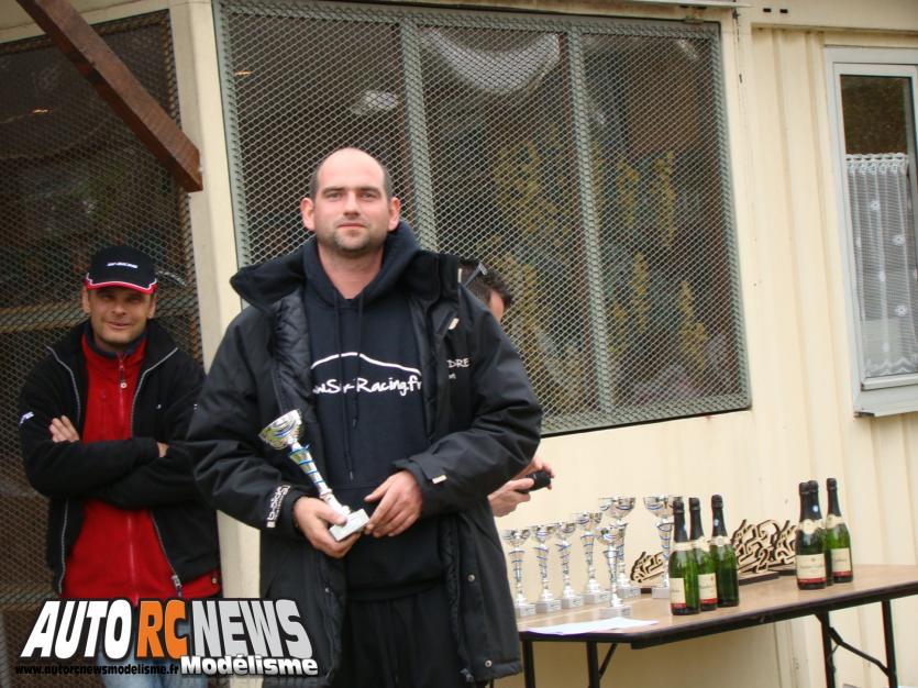 2ème CF Piste 1/5ème Tourisme Elite à Ris Orangis. compétition de modélisme auto radiocommandé. deuxième manche du championnat de france de piste à l'échelle 1/5ème.