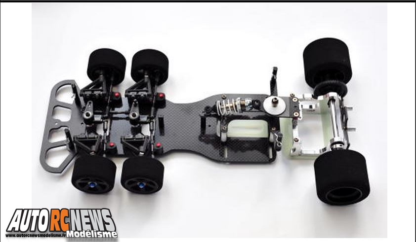 Morotech Project 43-6 roues motrices Le fabricant japonais morotech propose cette voiture de modélisme RC de piste électrique dotée de 6 roues motrices !